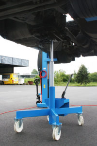 Floor jacks for a use in addition to a lifting equipment